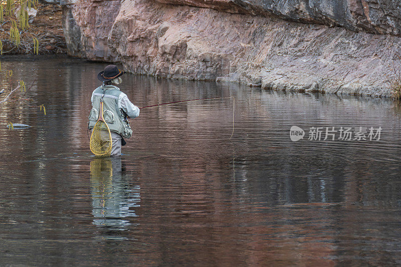 在橡树溪，塞多纳，亚利桑那州的老女人飞钓