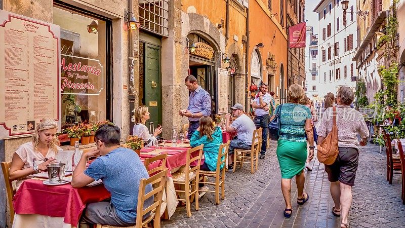 游客们在风景如画的罗马街道上，餐馆、商店和酒店熙熙攘攘。