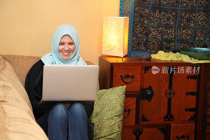 中东笔记本电脑上的现代女人