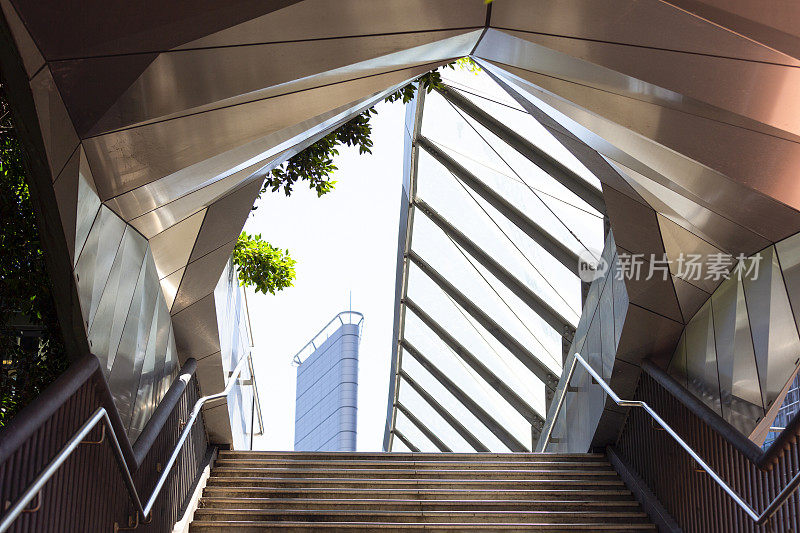 人行桥带走廊和台阶，背景带拷贝空间