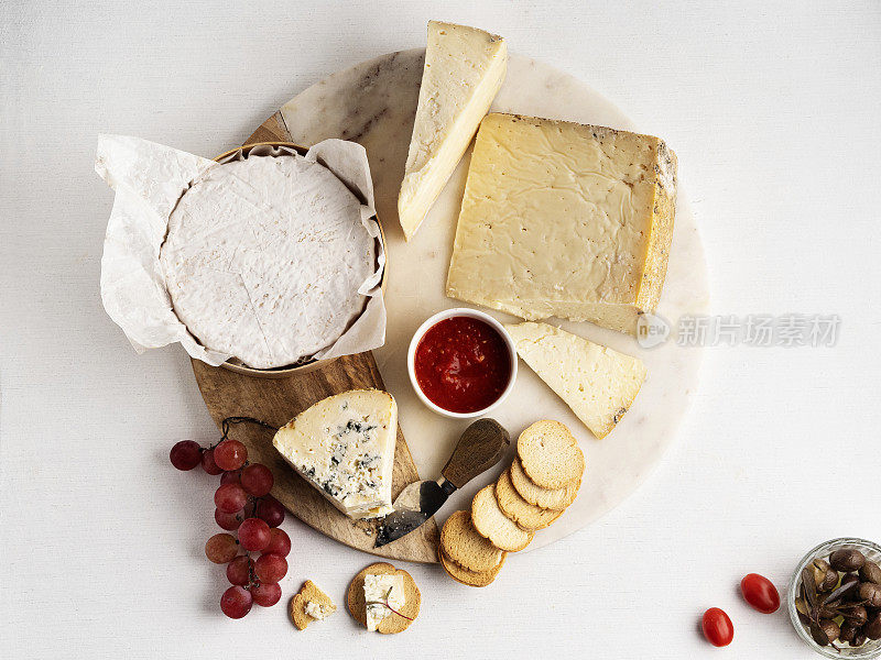 工匠奶酪，奶酪，什锦奶酪放在一个盘子里――品尝小吃，农场做的奶酪，