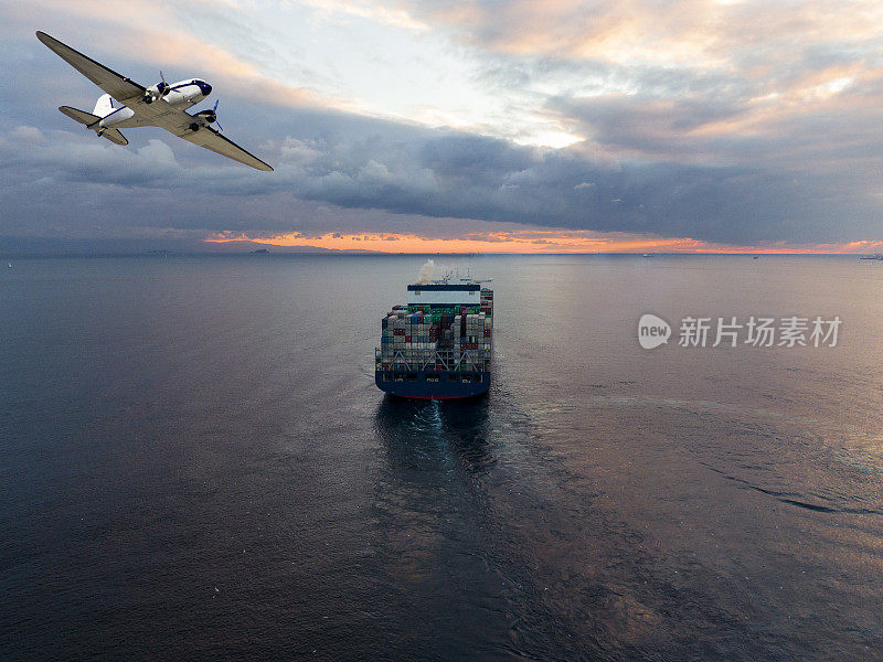 货轮和货机在日落天空的海洋，货运，航运