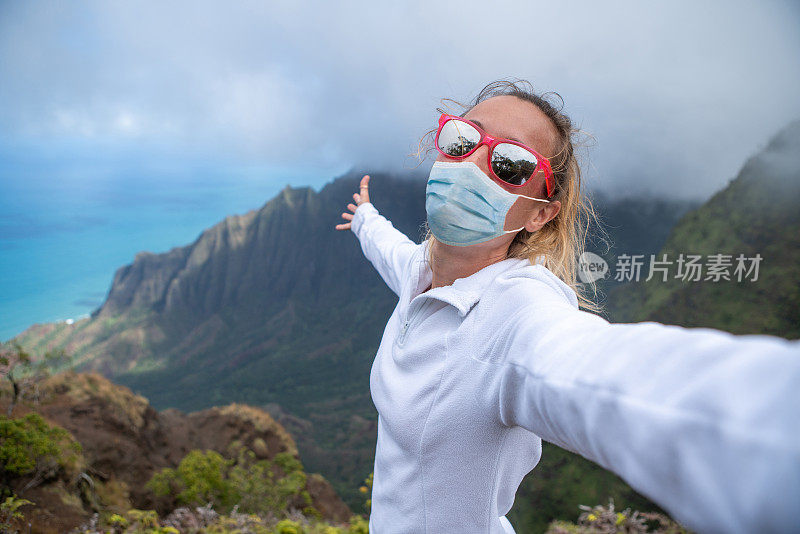 一名女子在夏威夷山脊徒步旅行时自拍