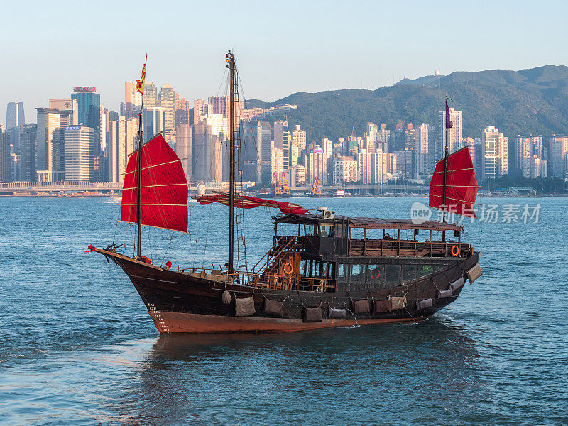 日落时分，香港维多利亚港的舢板