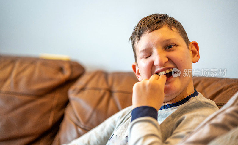 残疾部分失明的男孩容易兴奋