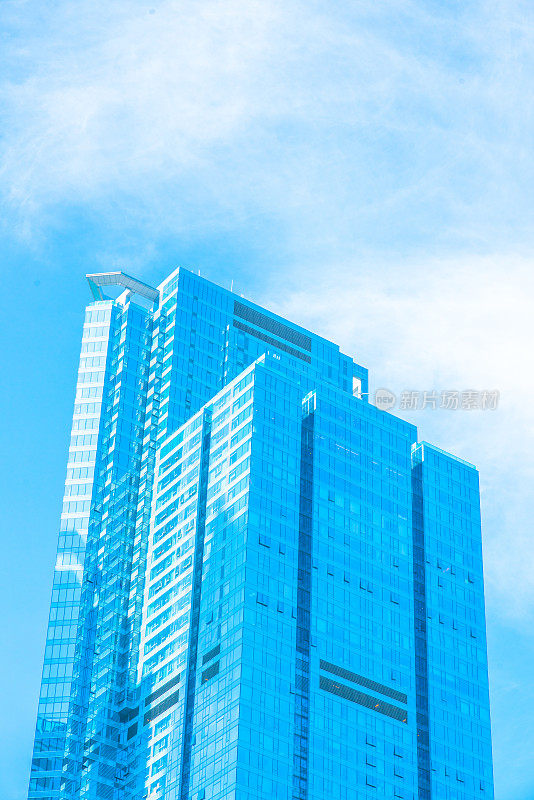 现代办公摩天大楼外的低角度视图