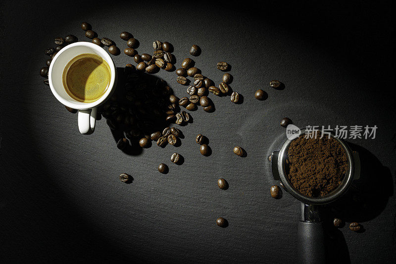 一杯用过滤网过滤的咖啡和烘培的咖啡豆