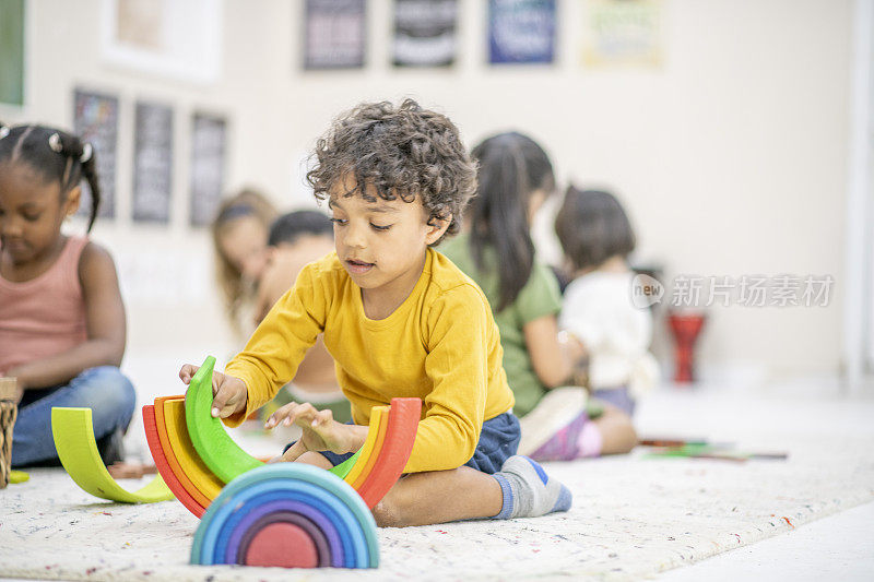 幼儿园男孩库存照片