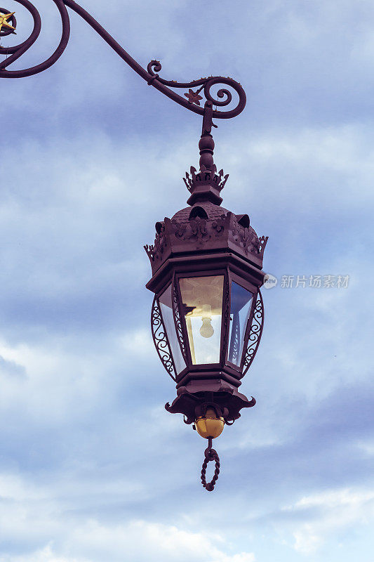 古老的灯笼，中世纪的街灯以克拉科夫的街灯为背景。波兰