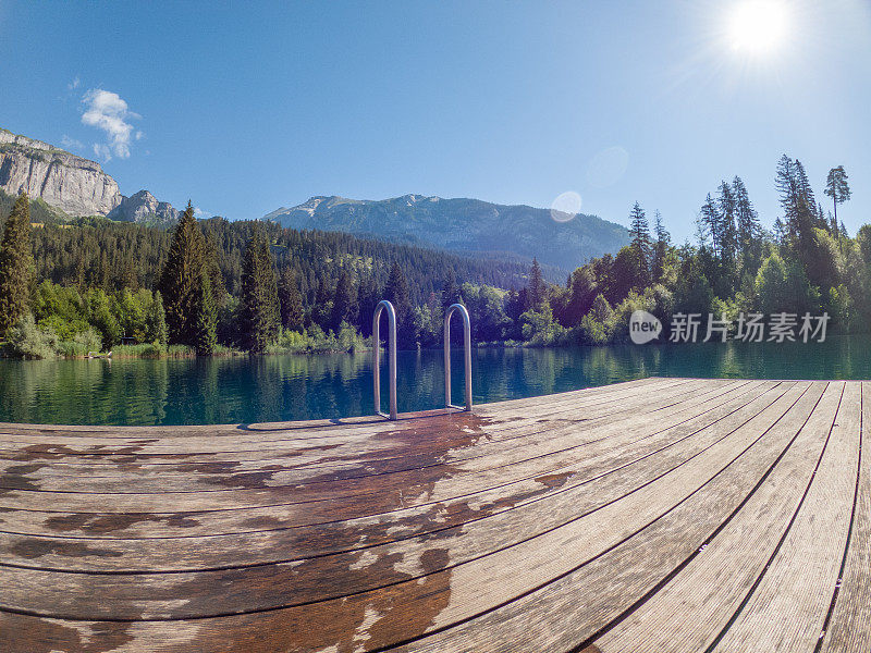 广角视图的高山湖泊和山脉在瑞士