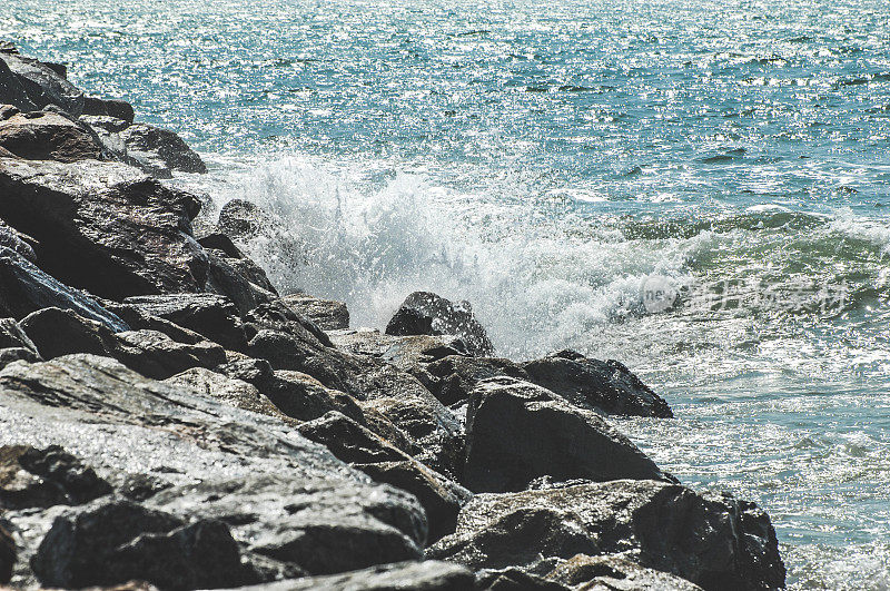 海浪拍打着海岸的岩石