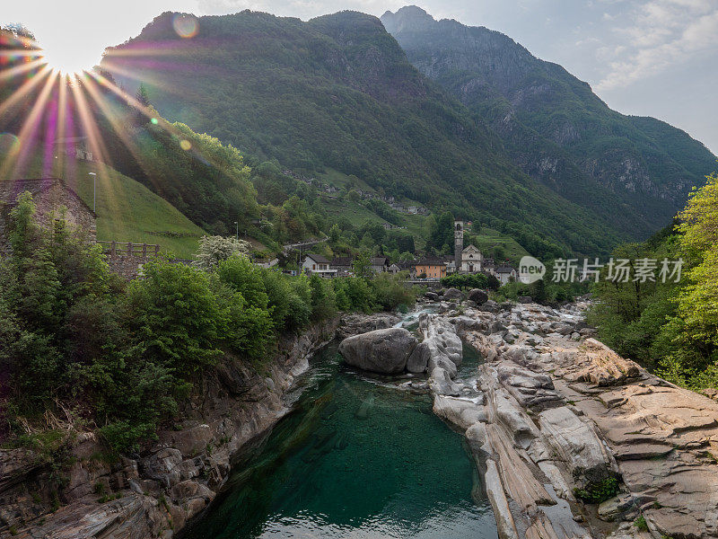 韦尔扎斯卡山谷的春天，提契诺