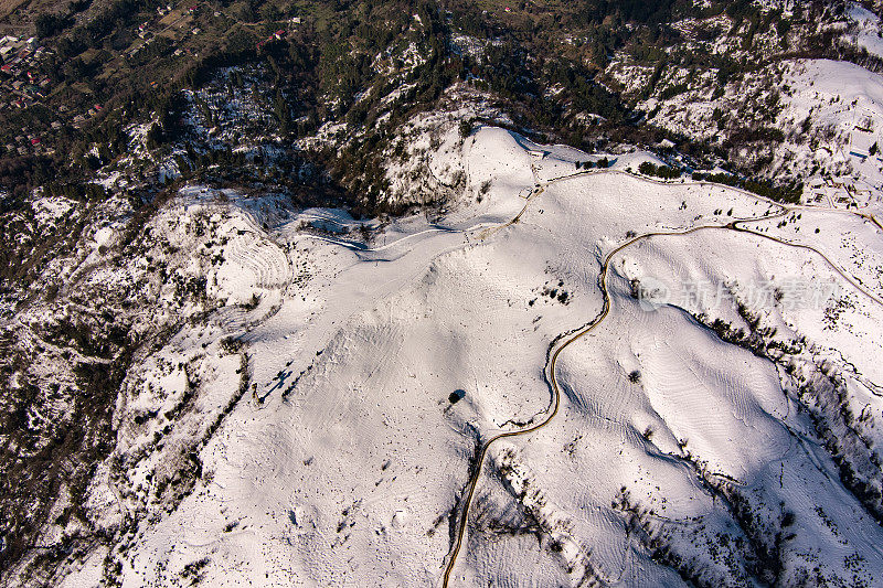 格鲁吉亚哥尼奥——2021年3月15日:下雪后的航拍画面