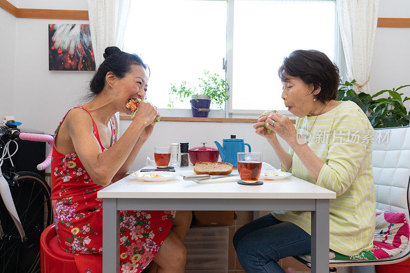 家人在家里吃午饭