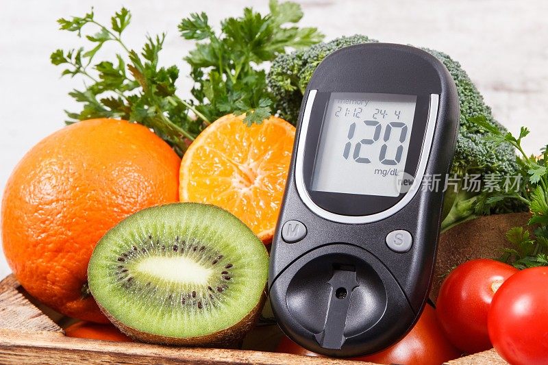 血糖仪和水果蔬菜。糖尿病和含有矿物质和维生素的营养食物