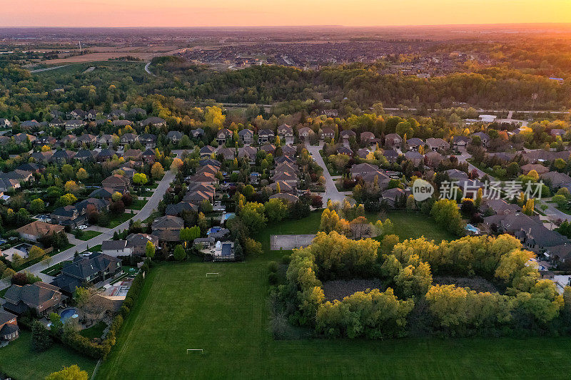 加拿大沃恩，Woodbridge和Kleinburg的独立复式住宅，在麦肯齐博士和Islinton大街的住宅区的鸟瞰图