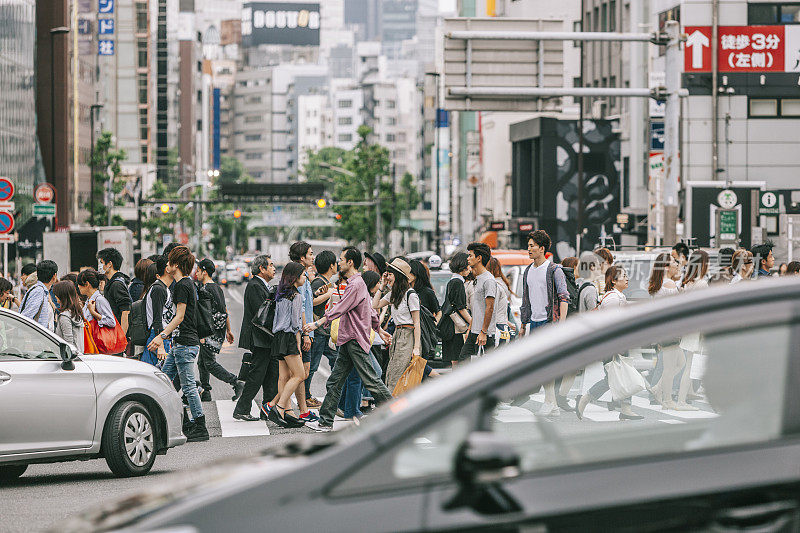 东京，一大群人过马路