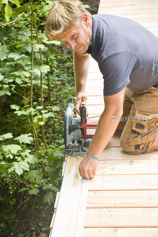 木匠在人行天桥上切木板