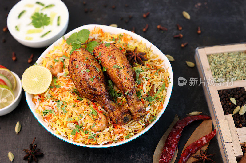 鸡肉香辣印度香饭马拉巴尔香饭海得拉巴香饭，达姆香饭普拉奥金碗印度喀拉拉邦