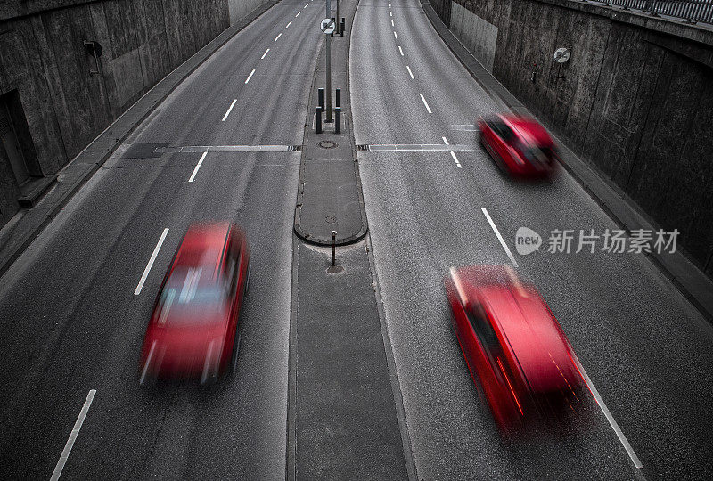 空中视野的红色汽车在移动模糊的道路上，柏林，德国