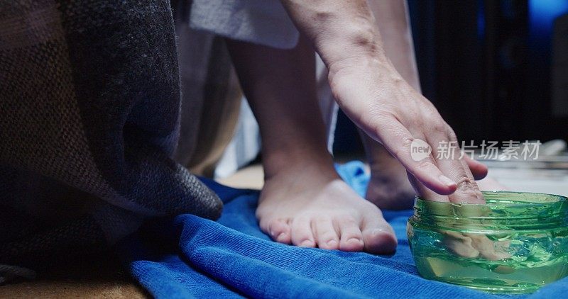 一个成熟女人的脚在家里洗脚