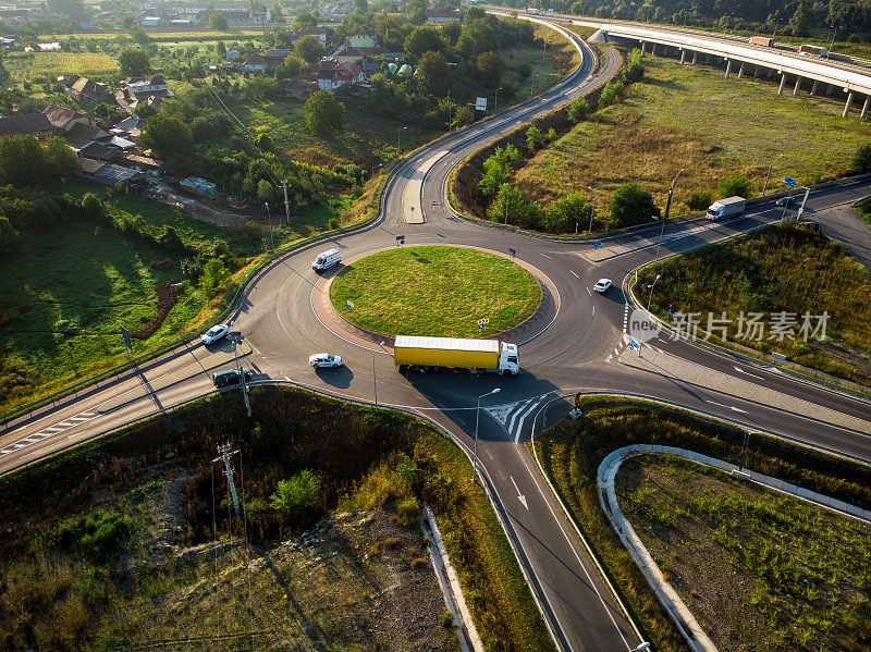 在高速公路上行驶的车辆