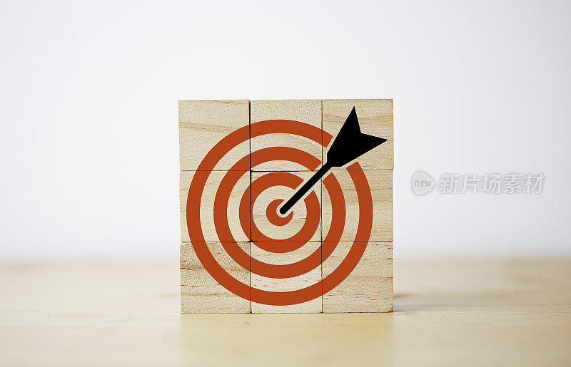 红色的镖靶与红色的箭头，用于专注于企业的目标目标概念。