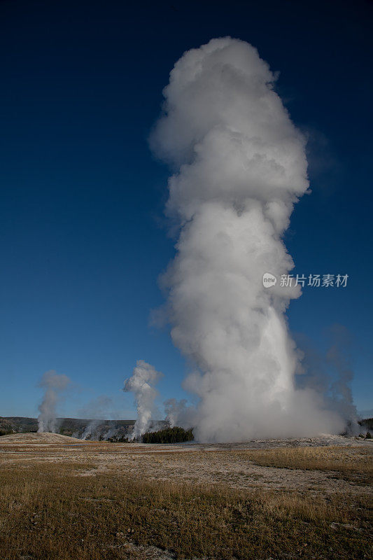 老忠实火山在天黑后爆发