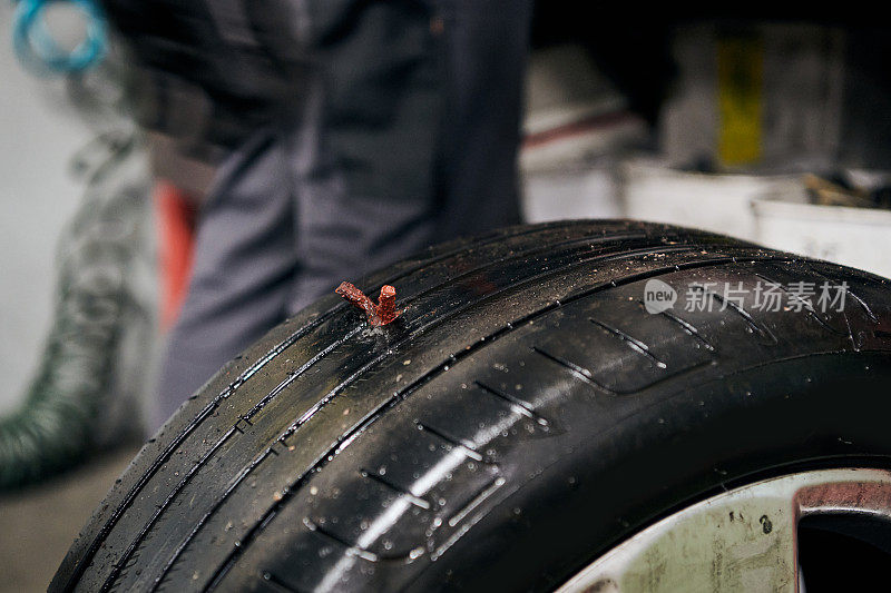 硫化剂在室内汽车修理店的旧轮胎被刺破后，在向洞内注射天然粗橡胶之前，通过插入模具来固定洞