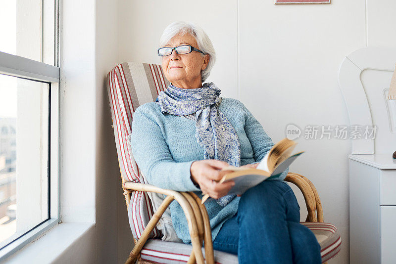 一名老年妇女在家看书