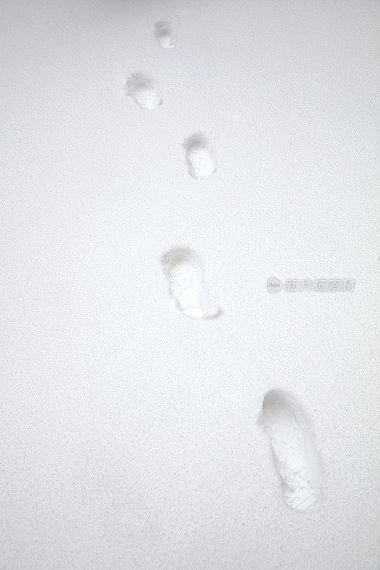 雪地上有人类的脚印