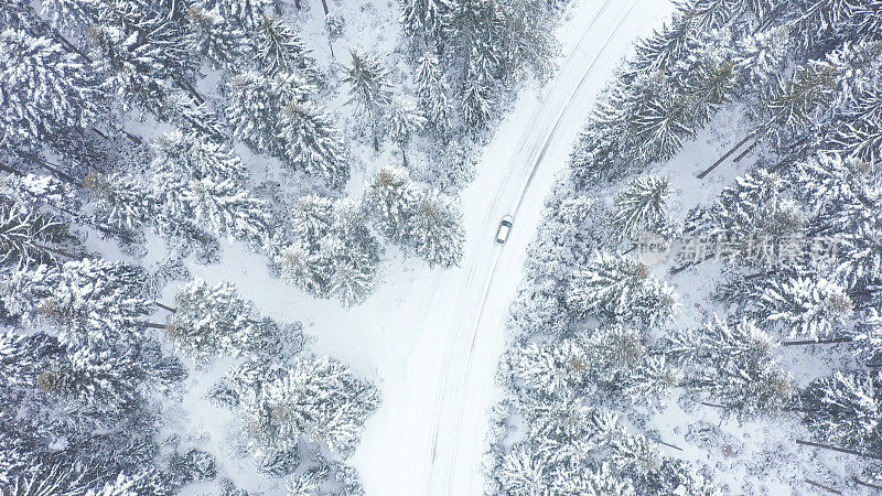 汽车行驶在冬天的乡村道路上