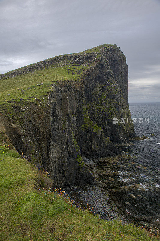 在苏格兰斯凯岛灯塔附近的奈斯特岬角，陡峭的悬崖落入水中。