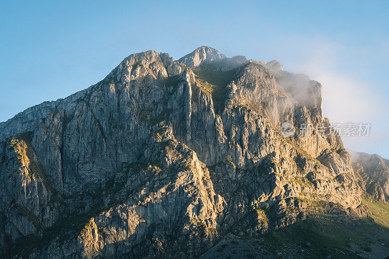 日出时山脉的风景