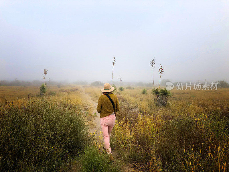 在西德克萨斯草原徒步旅行的女人