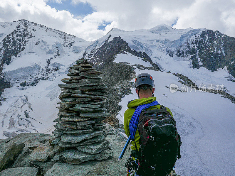 登山运动员在雪山上停下来