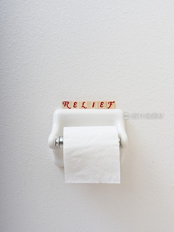 幽默地看着墙上的一卷厕纸，上面写着“浮雕”这个词
