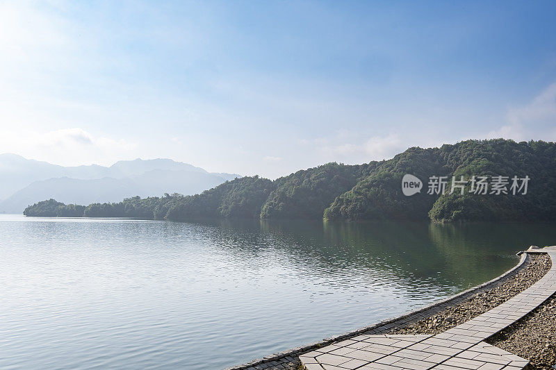 中国杭州千岛湖旁的石板路