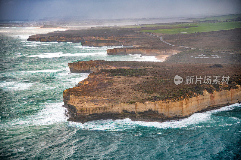 从直升飞机上鸟瞰阿德湖峡谷地区的石灰岩堆栈，澳大利亚。