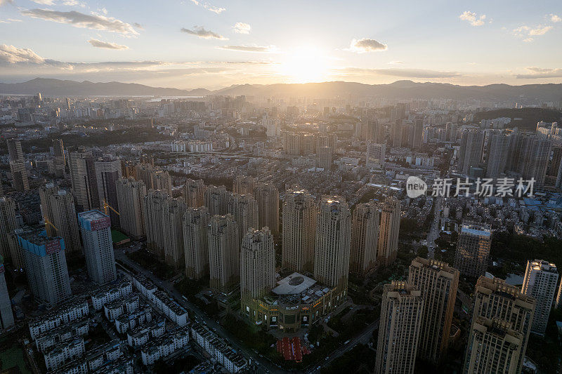 中国云南省昆明市的一条繁忙的高层街道