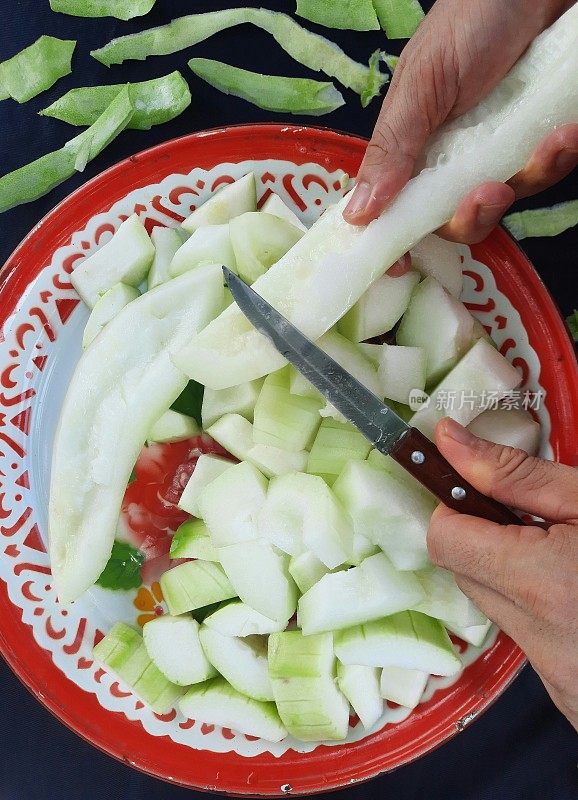 切瓜蔬菜在人的手食品准备。