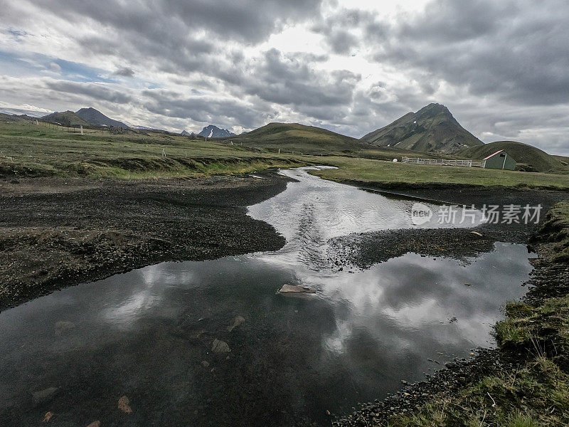 美丽的冰岛全景风景，绿色和黑色的火山Landmannalaugar山，在著名的laugavgur徒步旅行路线。