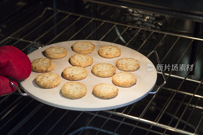 为节日准备的新鲜烘焙饼干。