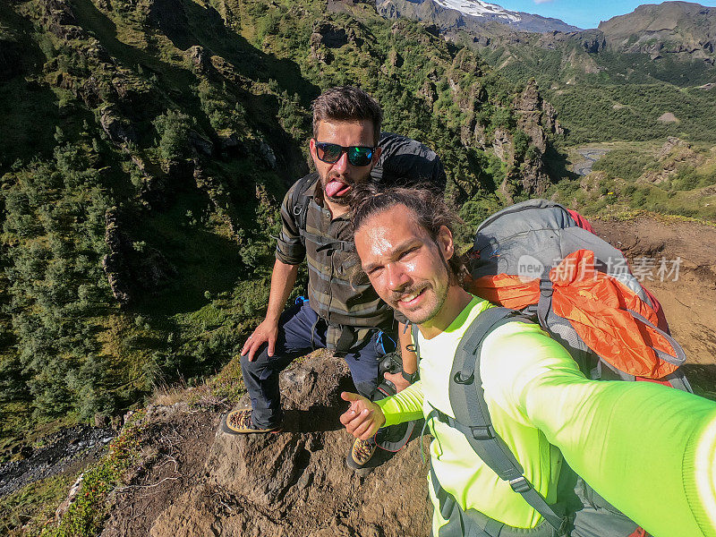 两个朋友在冰岛徒步旅行的小道上自拍