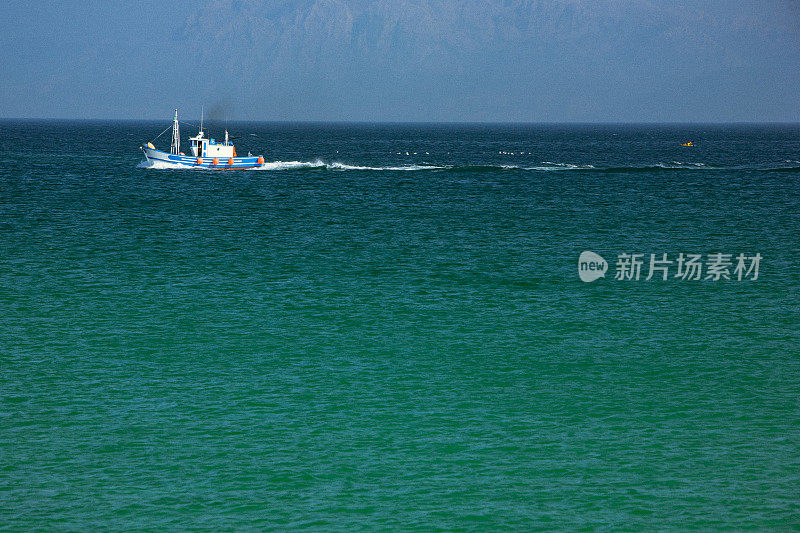 拖网渔船航行在地中海的直布罗陀海峡