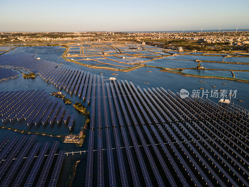 日落时海上太阳能发电厂的鸟瞰图。