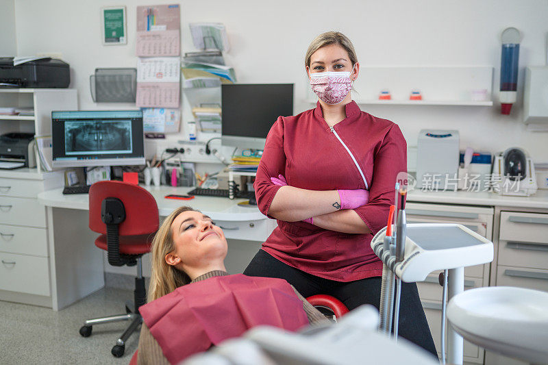白人女牙医与女病人在牙科任命