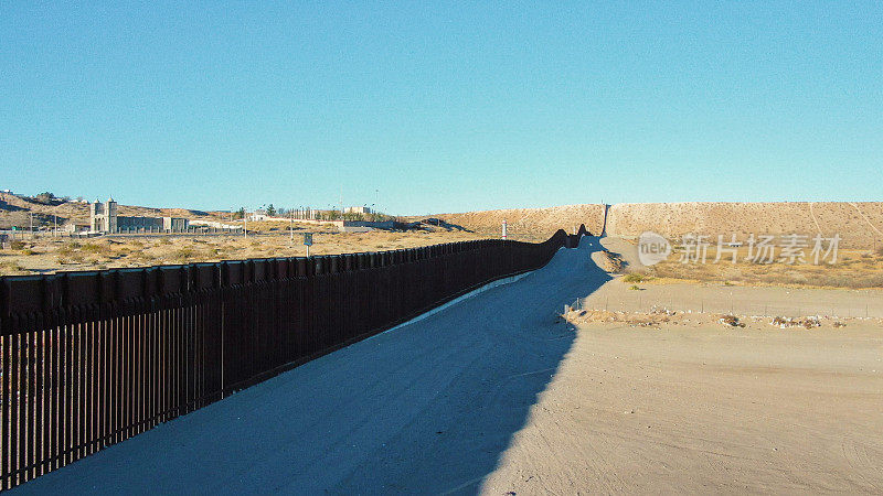 墨西哥和美国之间的国际边界的无人机视图