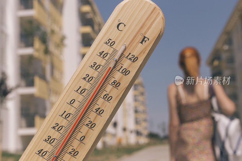 在炎热的夏日，这个城市的温度计有华氏100度