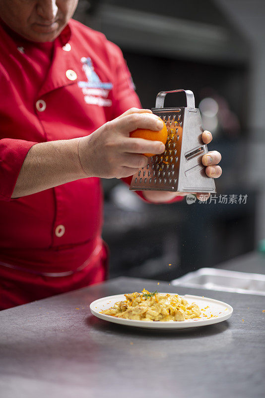 厨师正在厨房里装饰盘子